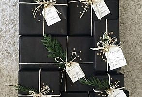 Minimalism has made its debut in and the holidays are no exception! Minimalize your Christmas gift wrapping this year to simplify your holiday season.