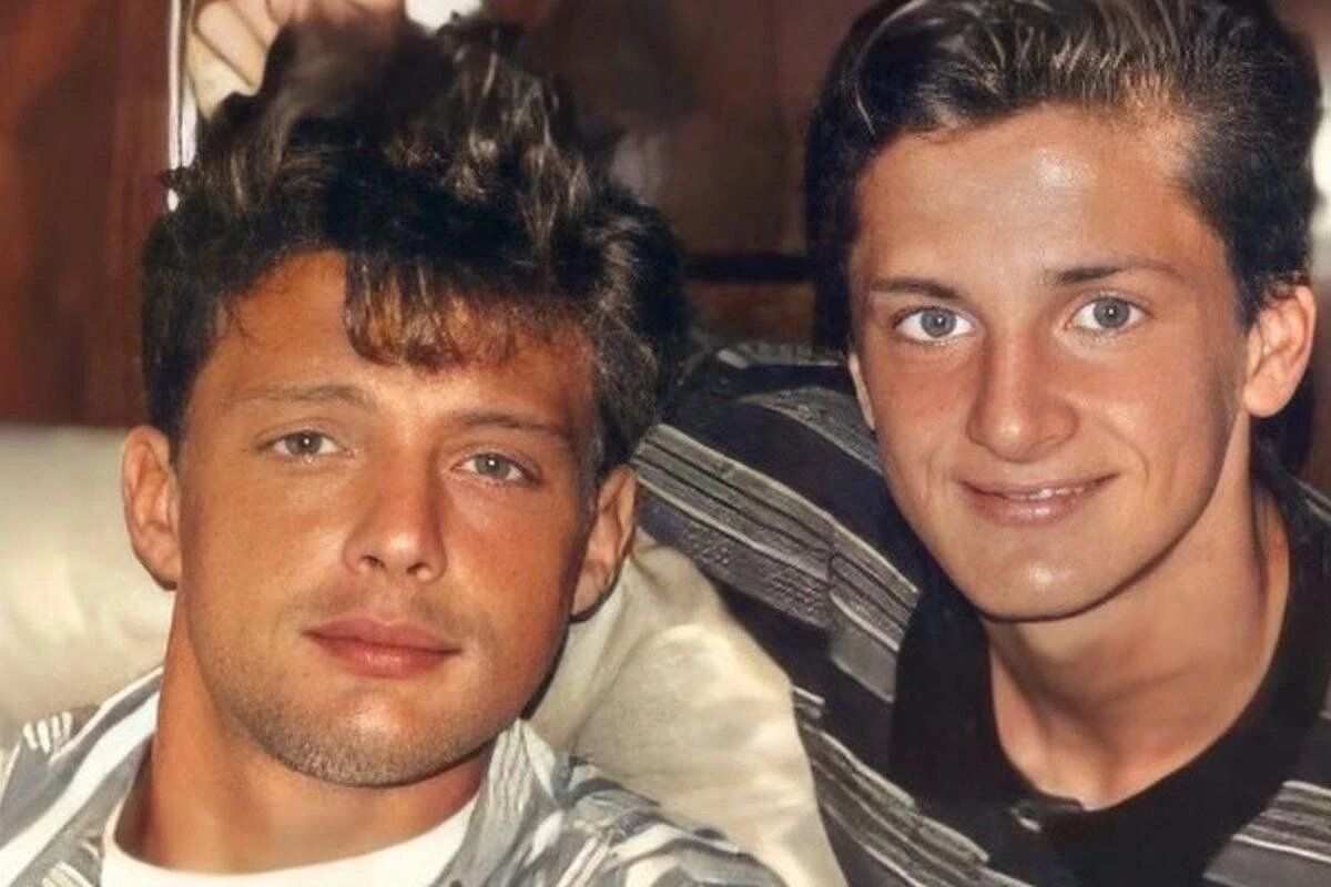 Alejandro Basteri, hermano de Luis Miguel, se sinceró sobre lo que ha sido su vida tras la partida de sus padres, pues además de la muerte de Luisito Rey, hasta la fecha es una incógnita el paradero de su madre, Marcela Basteri. En medio de la promoción de la marca de ropa Basteri Collection, creada […] La noticia Alejandro Basteri confiesa que la bioserie de Luis Miguel revivió partes de su vida bloqueadas fue publicada originalmente en Turquesa News.