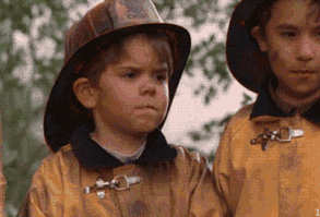 #wattpad #ksa-hikaye ''Bön bön çocuğu izleyeceğine yemeğini ye.'' ''Seni mi izlememi tercih ederdin?'' iğnelemem ona koymamış olacak ki, çapkınca sırıttı. ''Kusura bakma, çilli. Tipim değilsin.'' ''Bana diyene bak! Seni gidi aptal çam yarması!'' Sandalyesinden kalkmadan önce son kez bana bakıp göz kırptı. ''Dikkat et d..