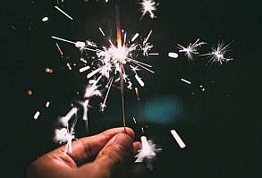 Încântă-i pe cei dragi cu mesaje și urări de bine care să îi ajute să pășească în noul an mai încrezători! Articolul Cele mai frumoase urări și felicitări pentru părinți de Revelion 2022 a apărut prima dată pe Stiri, articole interesante, continut amuzant sau? Tu alegi!.