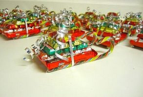 Christmas candy sleighs make cheap and easy gifts for kids and teachers. | 38 Clever Christmas Hacks That Will Make Your Life Easier