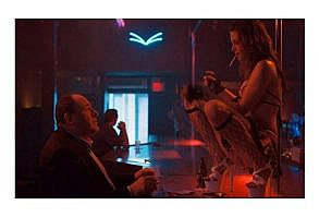 Kristen Stewart muestra todos sus encantos sobre la barra americana ❤ liked on Polyvore featuring accessories and stripper