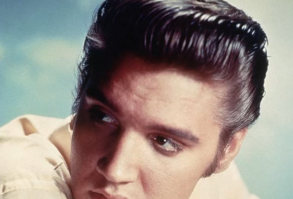 Elvis Presley ist eine absolute Musik-Legende. Der Superstar starb im Alter von nur 42 Jahren und hinterließ eine trauernde Fangemeinde. Hier seht ihr, wie Elvis vom Kind zum Superstar wurde.