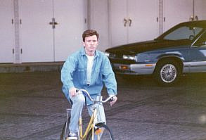 I’ve found a few funny memories during lockdown. This is from my 1st tour in 89, backstage in Vegas. : pics