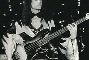 #wattpad #de-todo Clean Master me recuerda diariamente que me quedaré sin espacio para más fotos.  Por esa y otras razones decidí crear ésto: un libro de imágenes y gifs sobre el ex bajista de la famosa banda británica Queen, John Deacon. Porque, vamos, Deaky merecía un libro cien por ciento sobre él. #3 en No Ficci...