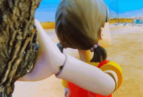 Squid Game Red Light Green Light GIF - Squid Game Red Light Green Light Doll - Discover & Share GIFs