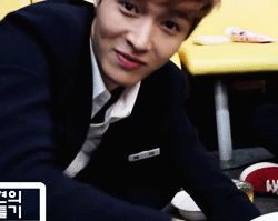I freaking loveeee Yixing's smike and laugh ❤