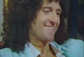 #wattpad #historia-corta la copia barata del Photobook Of The Queen Mercury pero con Rulos xd No no es barata por qué es de nuestro guitarrista Brian May ❤️