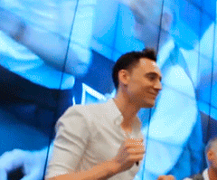 Tom Hiddleston dancing on 'Get Loki' (Comic Con 2013). Video: www.youtube.com/...