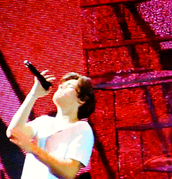 THIS IS BY FAR THE BEST GIF OF HARRY SINGING!!!!!!