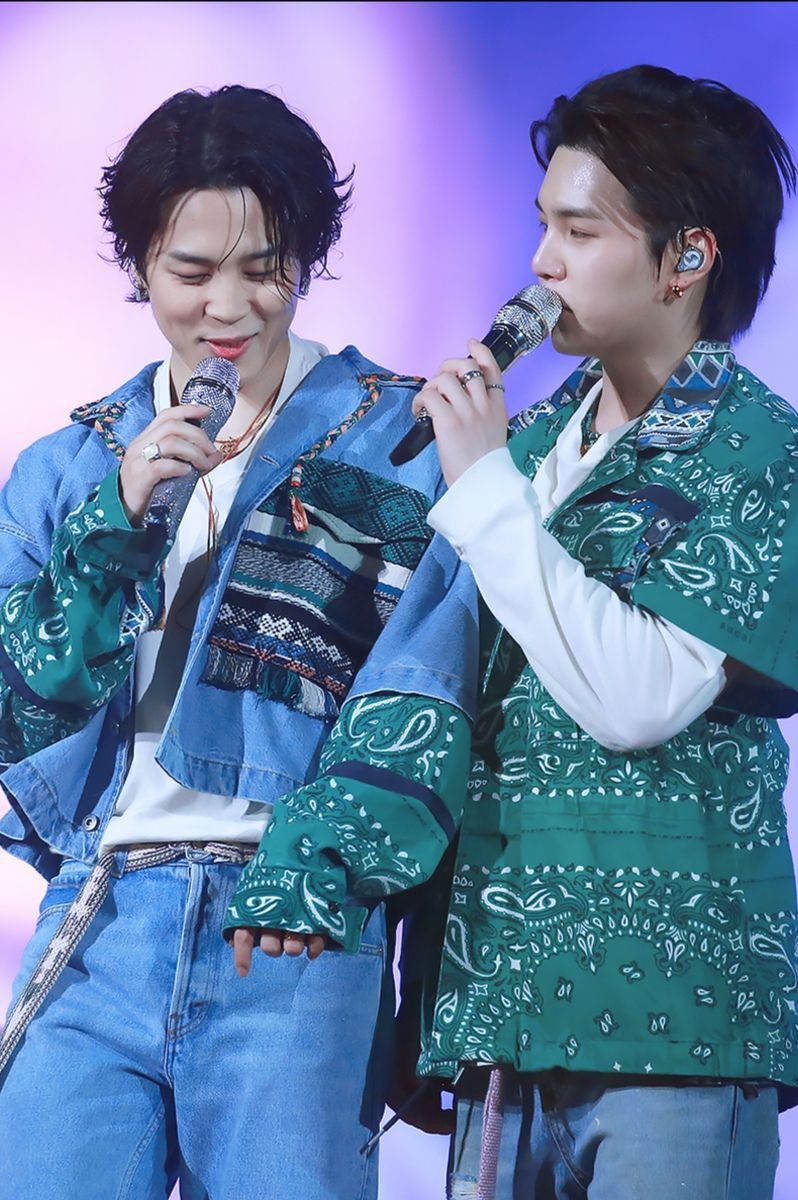 Бантанутые из Сакса 😏, [13 мар. 2022 в 21:31] их много не бывает 🥰❤️❤️‍🩹 220313 on stage in Seoul d-3 #Yoongi #Jimin