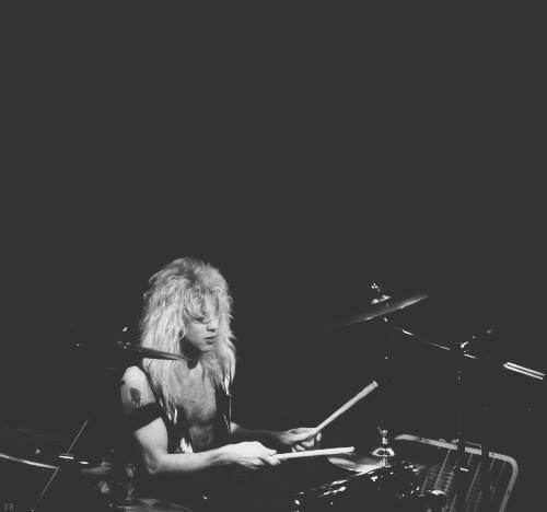 #wattpad #de-todo ❝Todo el material visual que necesites de la banda mas peligrosa del mundo, Guns N' Roses, lo encontraras en este libro❞ [Fecha de Inicio: 04/02/2019] [Final: 25/03/2019]