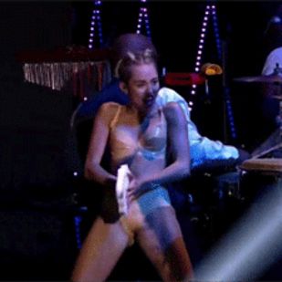 22 Things Miley Cyrus Looked Like At The 2013 VMAs - BuzzFeed