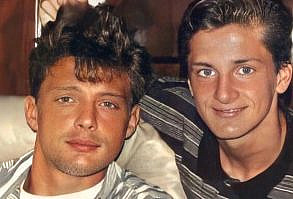 Alejandro Basteri, hermano de Luis Miguel, se sinceró sobre lo que ha sido su vida tras la partida de sus padres, pues además de la muerte de Luisito Rey, hasta la fecha es una incógnita el paradero de su madre, Marcela Basteri. En medio de la promoción de la marca de ropa Basteri Collection, creada […] La noticia Alejandro Basteri confiesa que la bioserie de Luis Miguel revivió partes de su vida bloqueadas fue publicada originalmente en Turquesa News.