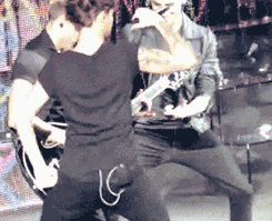 Louis twerking :) [gif]