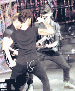 Louis twerking :) [gif]
