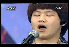 A veces nos encontramos destellos de emoción y humanidad a través del arte donde menos lo esperamos.  Suelen impactar mucho porque la gente prejuzga a las personas por su apariencia y quizá deberíamos ser conscientes de que las circunstancias vitales de una determinada persona no tiene necesariamente que tener relación con sus capacidades cualidades o talentos.  En el vídeo tenemos un ejemplo de un huérfano que se refugió en el arte y en el canto.  Fue abandonado por sus padres a la tierna edad de los tres años se escapó del orfanato llegando a