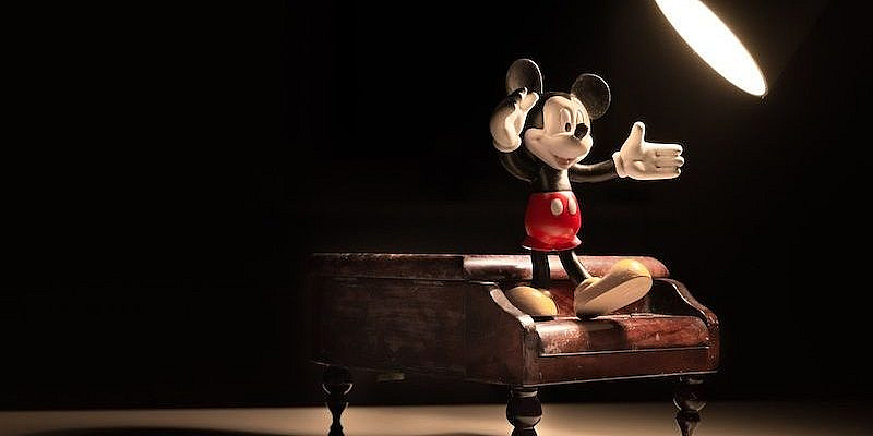 Disney plant den Schritt ins Metaverse und will eigene digitale Themenwelten erschaffen. Das geht aus einer internen E-Mail sowie den aktuellen Personalplanungen des Unternehmens hervor. Der Unterhaltungskonzern würde sich damit in eine Liste von namhaften Unternehmen wie Apple, Meta und Microsoft einreihen.  Neben Vorreiter Meta sowie Apple und Microsoft erhebt nun auch Unterhaltungsunternehmen Disney Anspruch […] Der Beitrag Disney will ins Metaverse und eigene digitale Themenwelten erschaffen von Fabian Peters erschien zuerst auf B