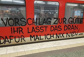 Ein wunderbarer Dialog zwischen Graffiti und der Deutschen Bahn. Der Writer Moses macht einen „Vorschlag zur Güte“ an die S-Bahn. Die Bahn lehnt den Vorschlag ab – vermutlich ohne groß darüber nachdenken. Wäre es doch ein ziemlich fairer Deal gewesen für die Bahn … Vorschlag zur Güte pic.twitter.com/CUaXtVJ804 — f.low (Florian Puls) 18. Februar 2017 Florian Puls pic.twitter.com/X5mQ9GNrrm — f.low (Florian Puls) 18.