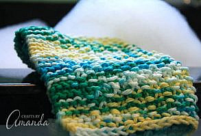 With this dishcloth knitting pattern you can make your own dishcloth and knit some extra ones to give as gifts! A simple beginner knit pattern for anyone. #knit #pattern #freepattern #knittingpattern