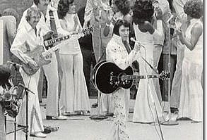 L'Astrodome de Houston a été choisi par le colonel Parker d'être le premier lieu de Elvis à effectuer en dehors de Las Vegas. Ces photos sont de 3 Mars, 1974, il est retourné à l'Astrodome de Houston. Elvis a établi un record de fréquentation d'une journée avec ses deux spectacles pour ce jour.