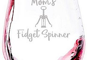 Mom's Fidget Spinner Funny Wine Glass - Best Christmas Gi... www.amazon.com/...