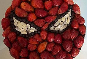 My amazing girlfriend made me this awesome small Spidey cake for my birthday today 🎂 - Spiderman