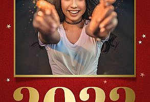 Plaats je mooiste foto op deze stijlvolle nieuwjaarskaart met een foto, een rode achtergrond met sterren en een gouden 2022 (geen goudfolie).