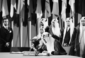 Der Künstler Abdullah Al Shehri montierte den Jedi-Meister Yoda neben König Faisal von Saudi-Arabien, der 1945 in San Francisco die UN-Charta unterschrieb