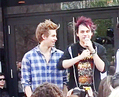 Volevo raccontare a voi fangirl la triste storia di noi Fanboy che si… #casuale # Casuale # amreading # books # wattpad