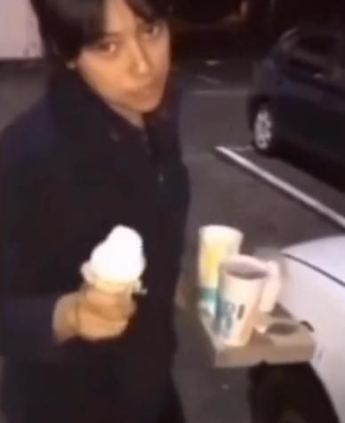 SHE SMOOTH WITH IT [Video] in 2022 | Gifs lucu, Gif lucu, Video lucu