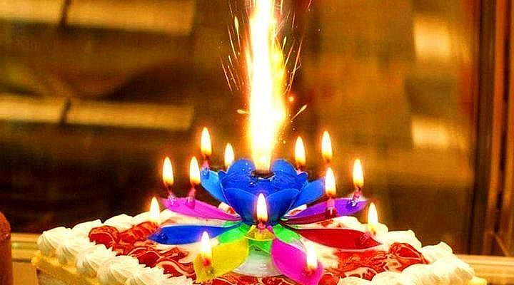 Do you have a friend whose birthday is coming up🎂 Please do not hesitate to prepare one for her or him🎁 This musical lotus birthday candle will Surprise your friends! The candle first appears as a closed flower bud, after lighting the candles, it will open and shoot fireworks and play