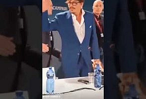 como cuida los regalos de sus fans Johnny Depp 😍 #jonnydepp #amberheard #juiciodejonnydepp - YouTube