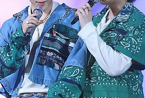 Бантанутые из Сакса 😏, [13 мар. 2022 в 21:31] их много не бывает 🥰❤️❤️‍🩹 220313 on stage in Seoul d-3 #Yoongi #Jimin