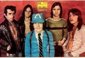 Big Balls: Rarely seen, intimate photos of AC/DC taken back in the 70s | Dangerous Minds
