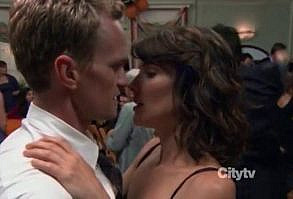 How I Met Your Mother Barney and Robin dancing to Groove is in the Heart  ♥