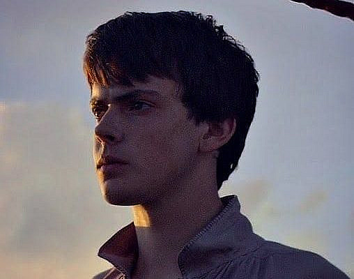 -Imaginen paredes. Y columnas, ahí y un techo de vidrio. -Cair para… #fanfic # Fanfic # amreading # books # wattpad