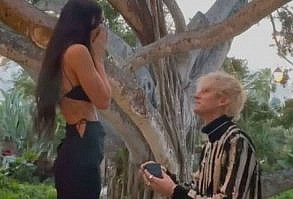 La artista de talla mundial Megan Fox y el músico Machine Gun Kelly se comprometieron tras mantener su relación en un perfil bajo, los jóvenes artistas anunciaron la promesa de unir sus vidas en matrimonio mediante un video publicado en Instagram el 11 de enero. En la romántica grabación, el rapero Casie Colson Baker (su nombre real) eligió el jardín del árbol Banyan para comprometerse con su enamorada, en ese sitio, el también actor se arrodilló frente a su novia y le entregó un anillo para sorprenderla.