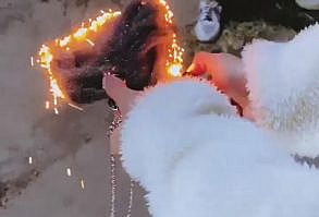 The burning effect is just like fireworks His principle is to use ultra-fine iron wire to melt into small iron flowers, And flying in the air, forming gorgeous fireworks without any pollution.