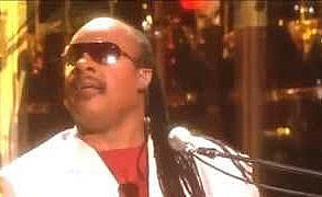 At its release, the Happy Birthday song was campaigning for the establishment of a national holiday in memory of the Rev. Martin Luther King. In 1986, Stevie Wonder's determination paid off when Ronald Reagan introduced into U.S. law the third monday of january as a holiday in memory of Martin Luther King.