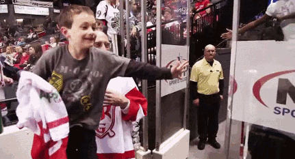 HIS FACE :') This kid meeting his hero: | 29 Pictures That Will Instantly Make Your Day