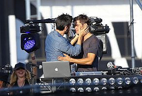 AND AN ALMOST KISS FEST. | Whatever Is Happening With Zac Efron And This Other Man Is Good