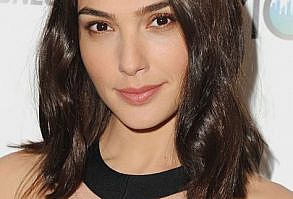 Gal Gadot hairstyles & makeup - celebrity beauty, Wonder Woman | Glamour UK