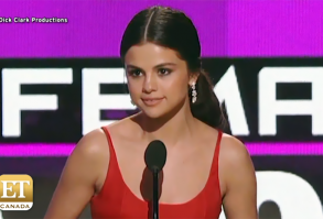 After taking a step back from the spotlight to check into rehab for anxiety and depression, Selena Gomez made an emotional return to the 2016 American Music Awards stage, where she accepted the award for Favourite Pop/Rock Female Artist. ET Canada has the story.